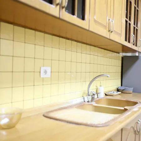 Cozy Family Near Delijorgji Daire