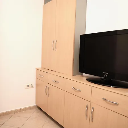 Cozy Family Near Delijorgji Daire Tiran